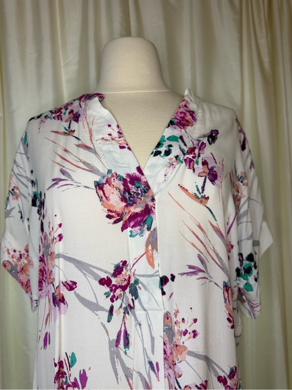 lovestitch White Floral  Short Sleeve Tunic-Large - Picture 3 of 10